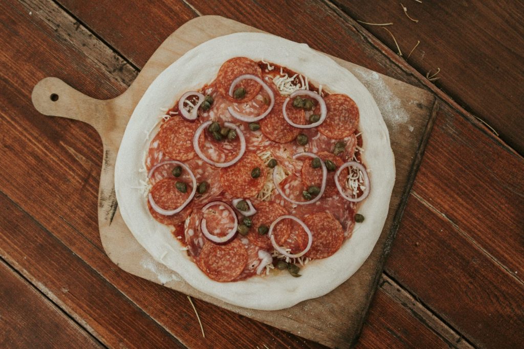 pizza sur une assiette en céramique blanche