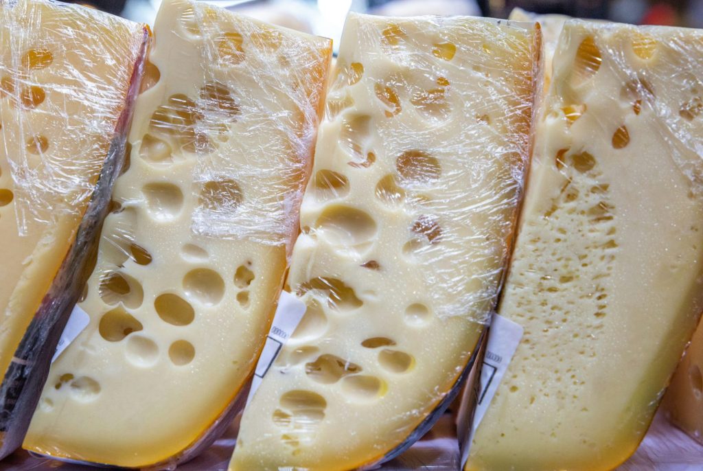 un groupe de fromages