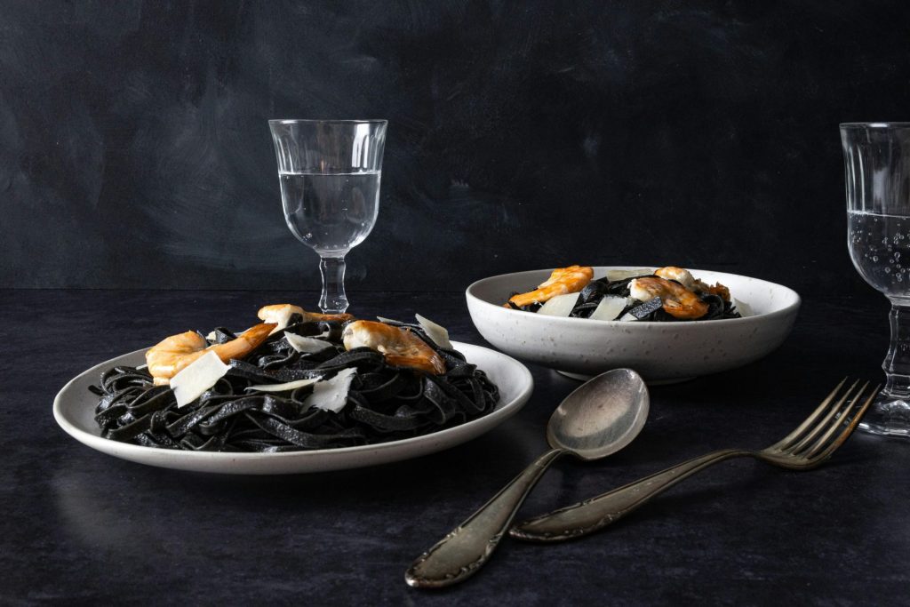 Une table recouverte d'assiettes de nourriture et de verres