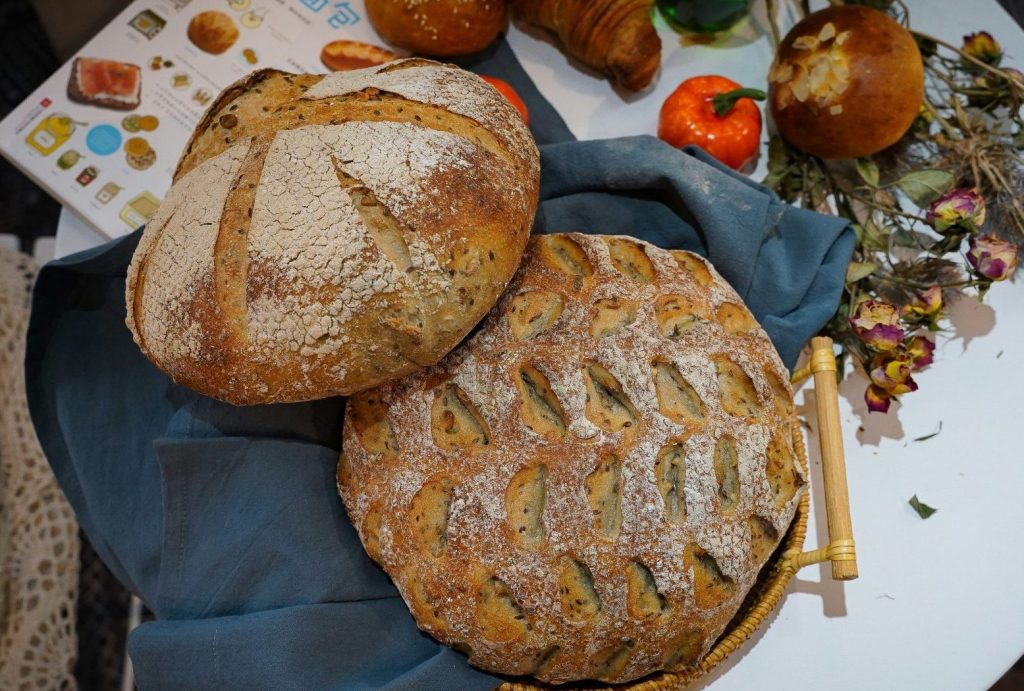 pains sur textile gris