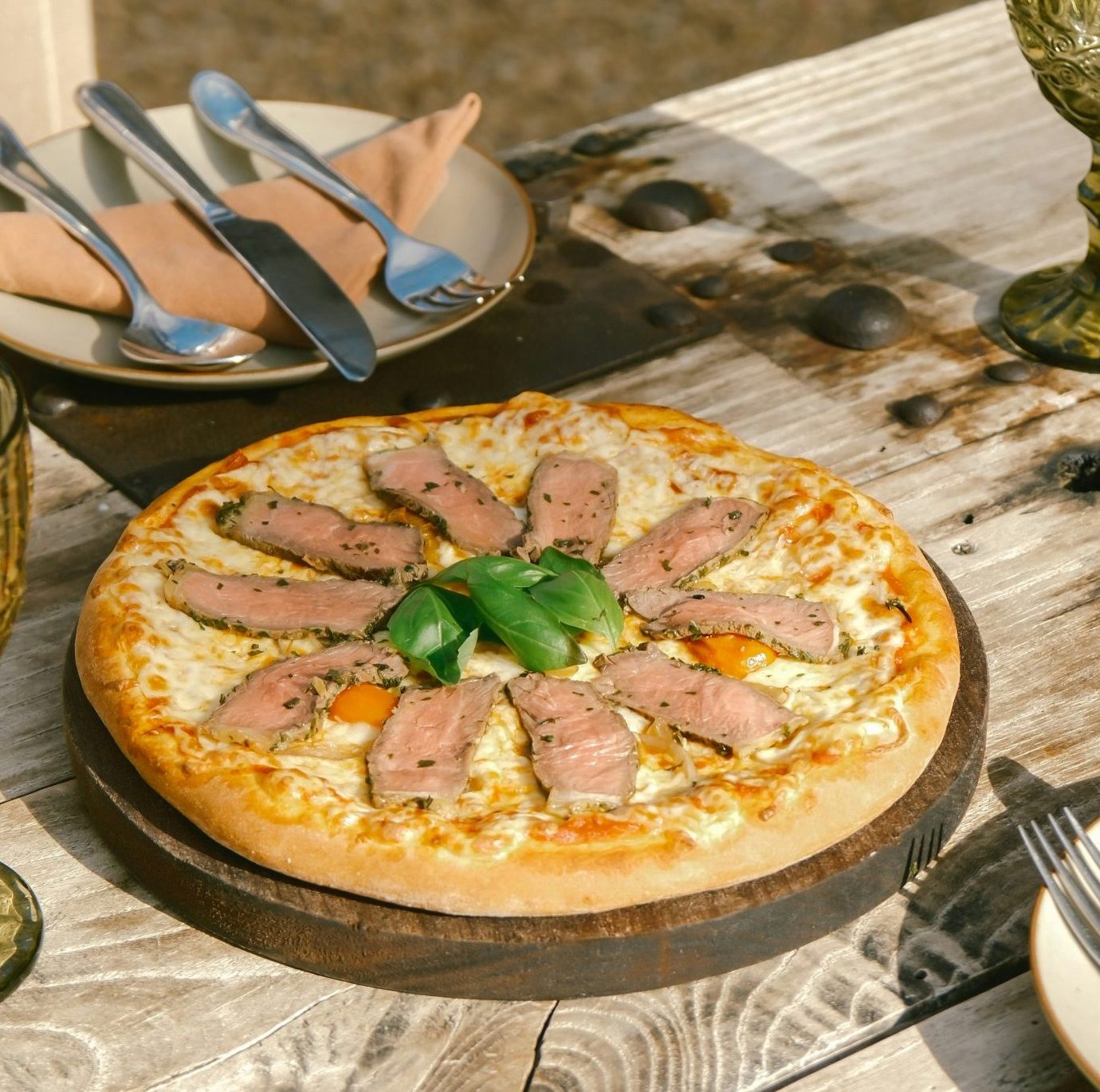 une pizza posée sur une table en bois
