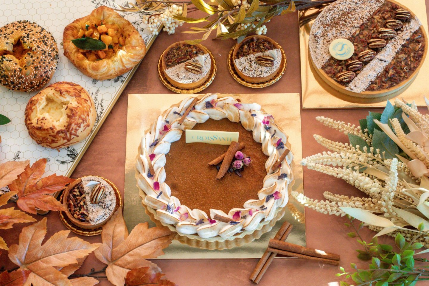 une table recouverte de toutes sortes de pâtisseries