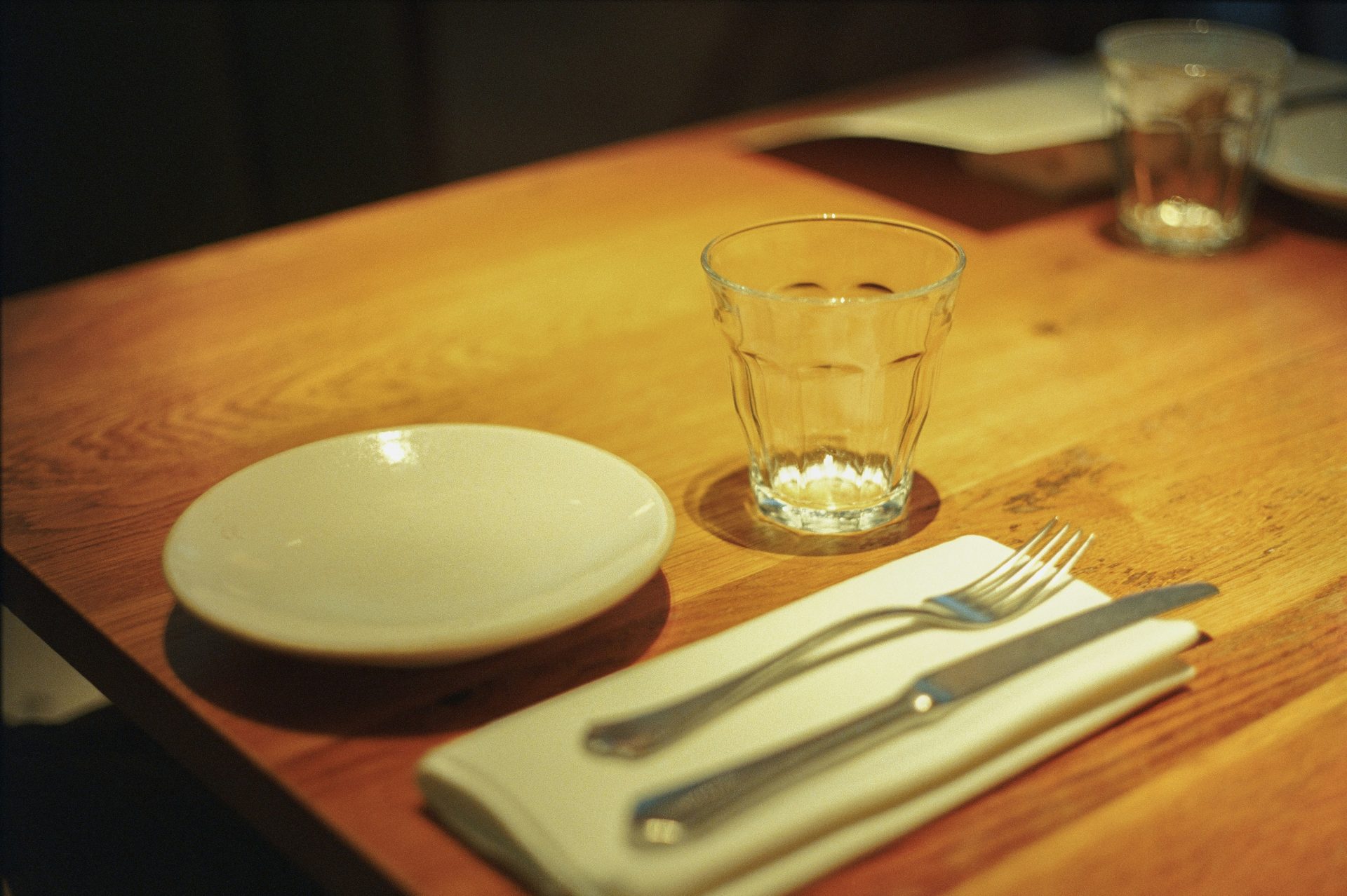 Dressage de table avec assiette, couverts et verre
