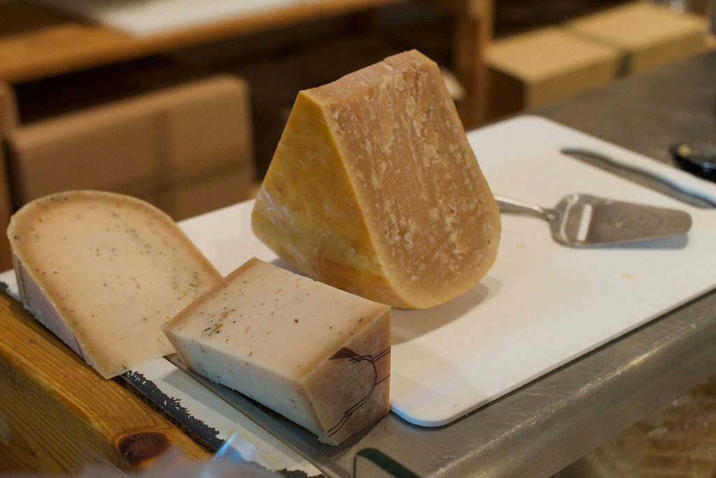 Fourchette en acier inoxydable à côté du fromage blanc