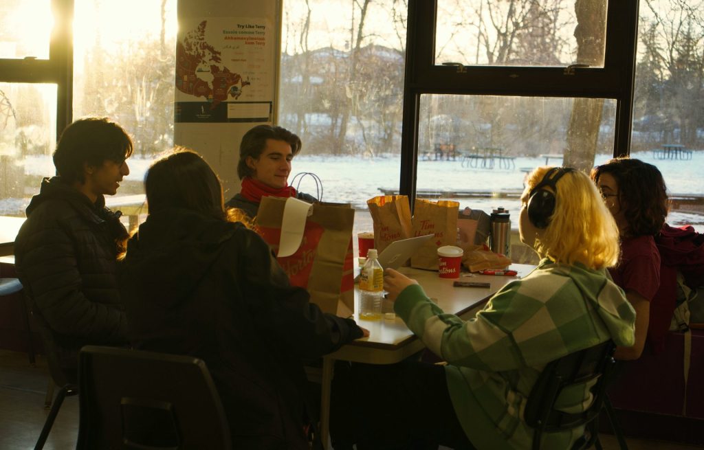 un groupe de personnes assises autour d'une table
