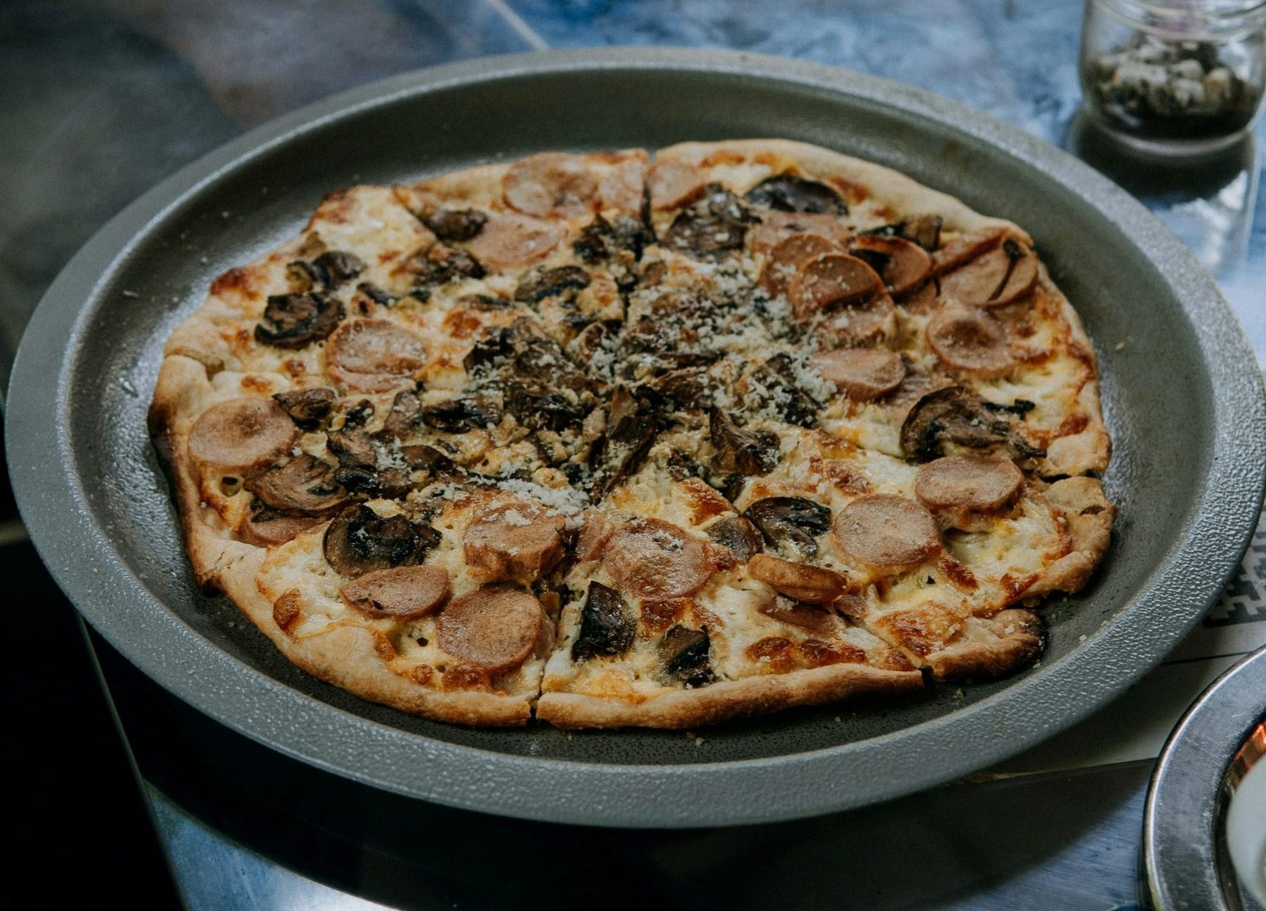 une pizza sur une assiette