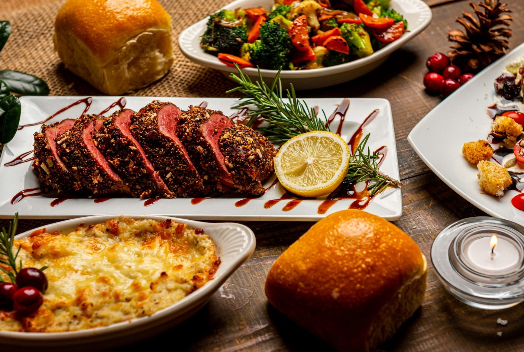 Du pain sur une assiette en céramique blanche à côté de tranches de pain sur la table