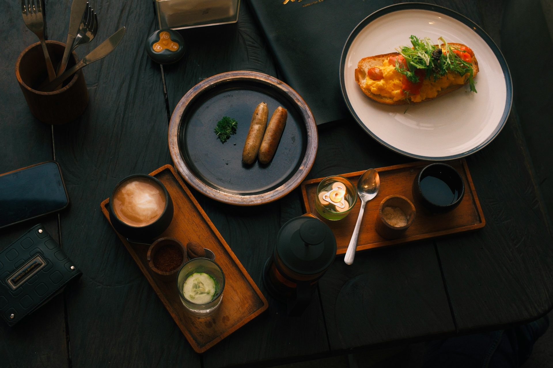 Le petit-déjeuner est servi avec du café et des saucisses.