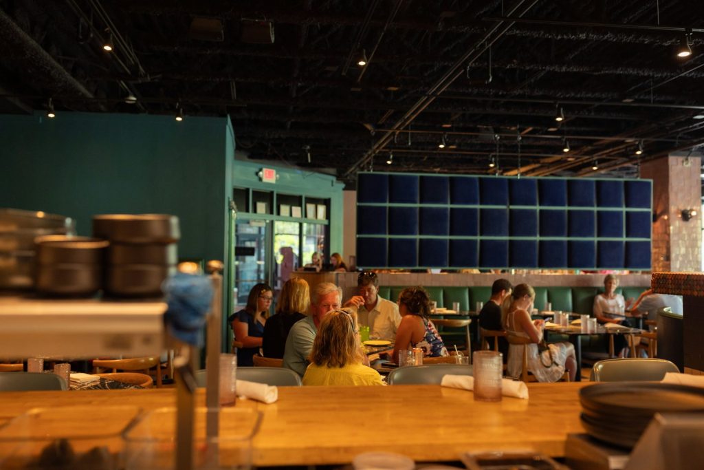 Un groupe de personnes assises autour d'une table en bois