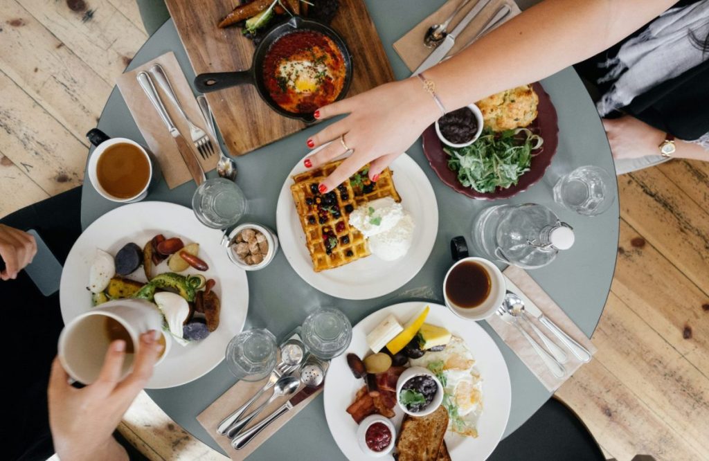 Divers aliments disposés sur une table grise