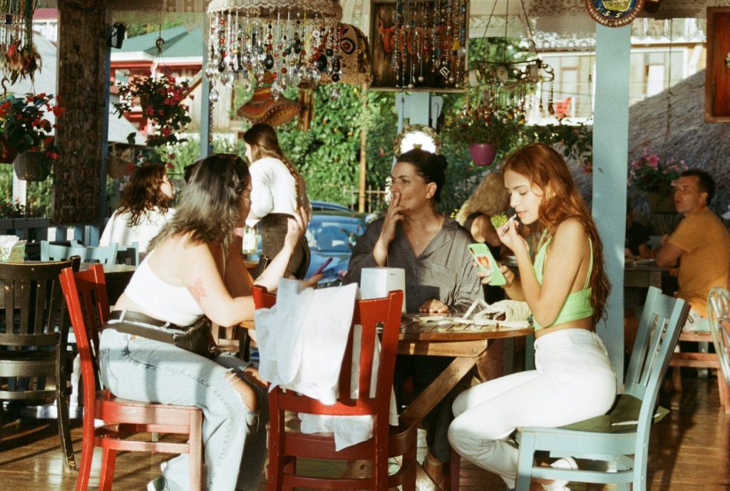 un groupe de personnes assises à une table