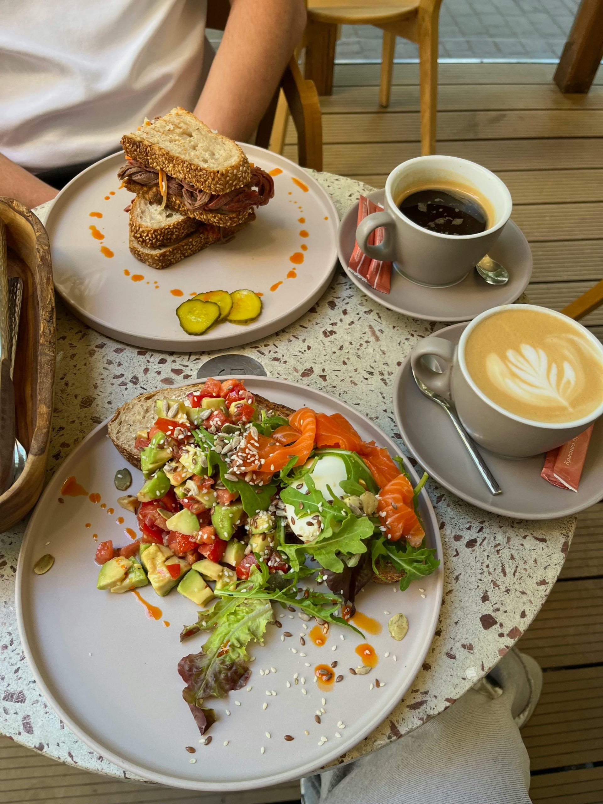 Petit-déjeuner moderne avec toasts à l'avocat et au saumon.