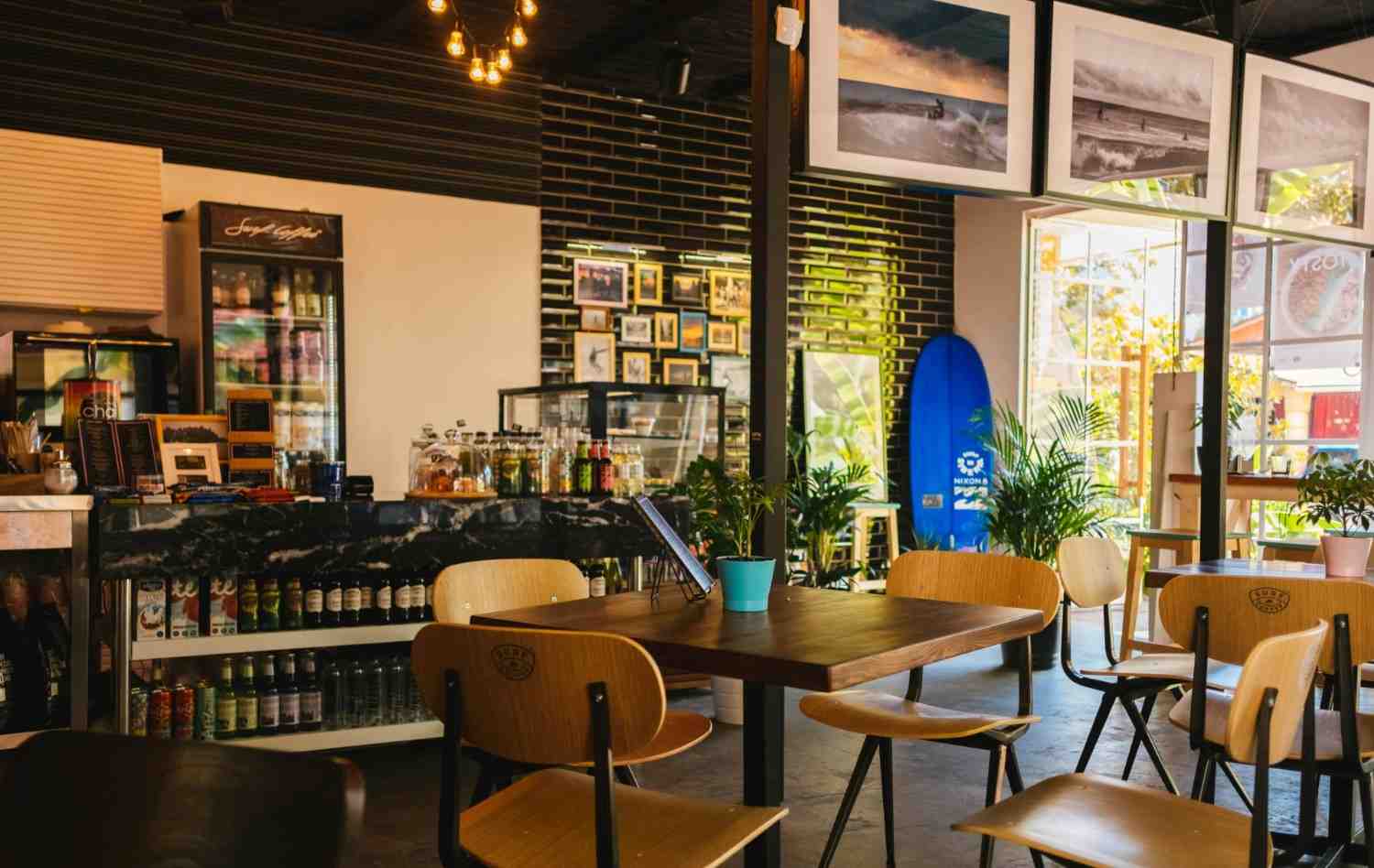 Intérieur de café élégant avec une décoration moderne et un éclairage naturel, situé à Sotchi, en Russie.