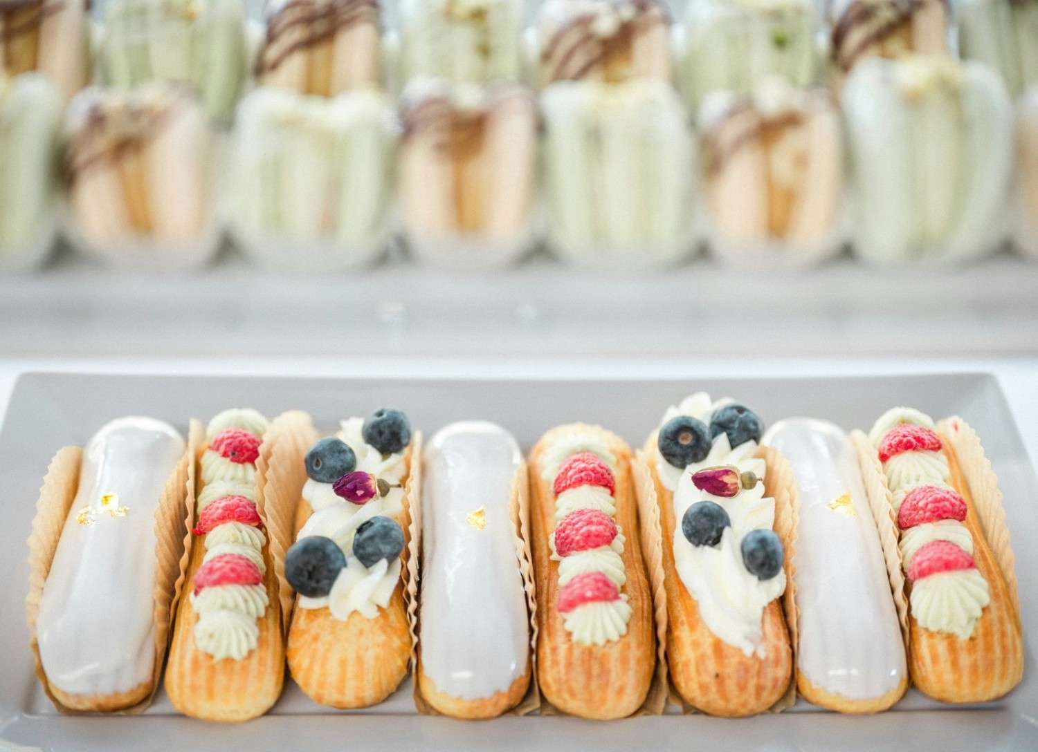 Une rangée de pâtisseries posées sur une assiette blanche