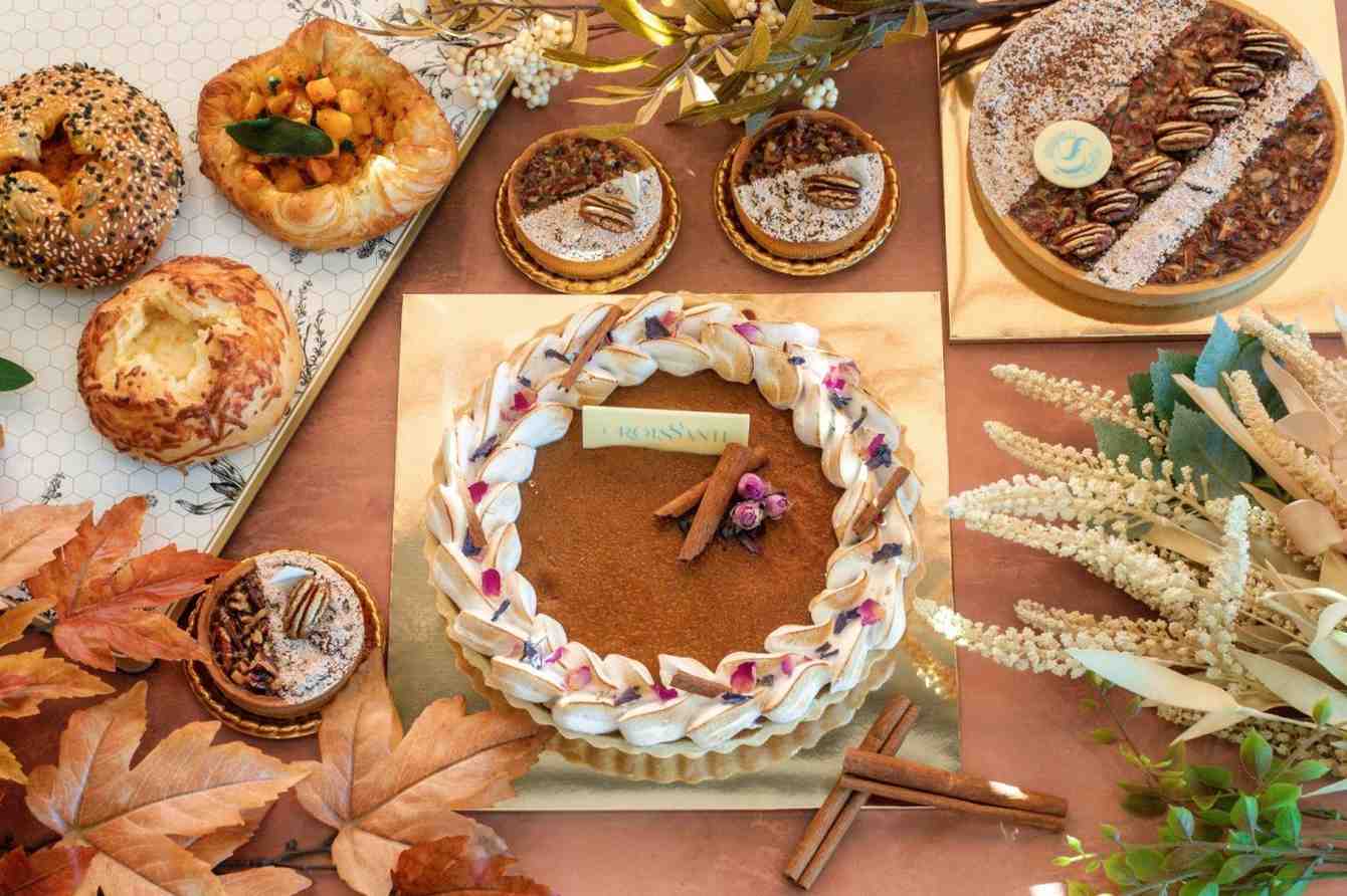 une table recouverte de toutes sortes de pâtisseries