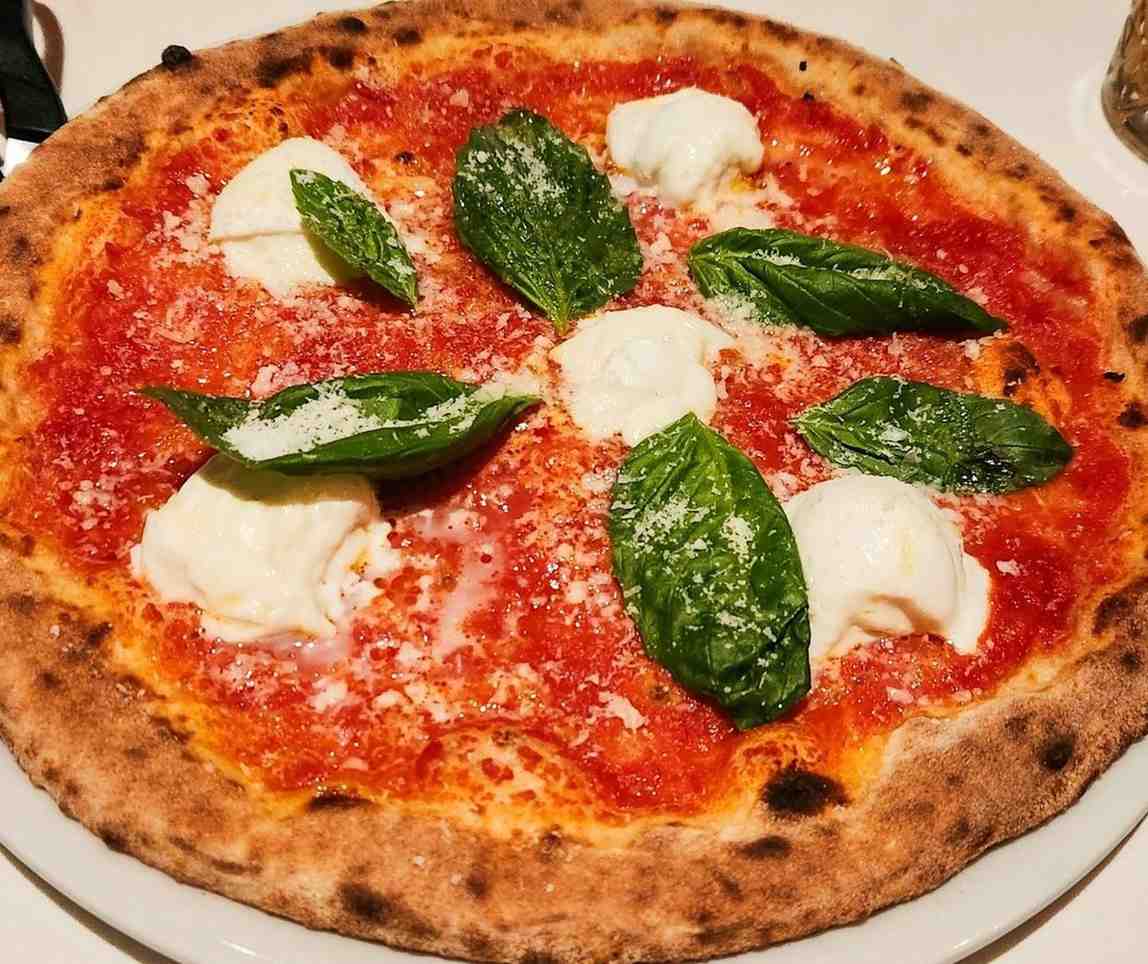 Une délicieuse pizza à la mozzarella et au basilic.