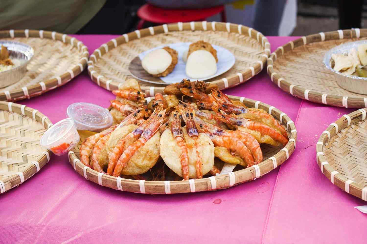 une table recouverte de paniers remplis de nourriture