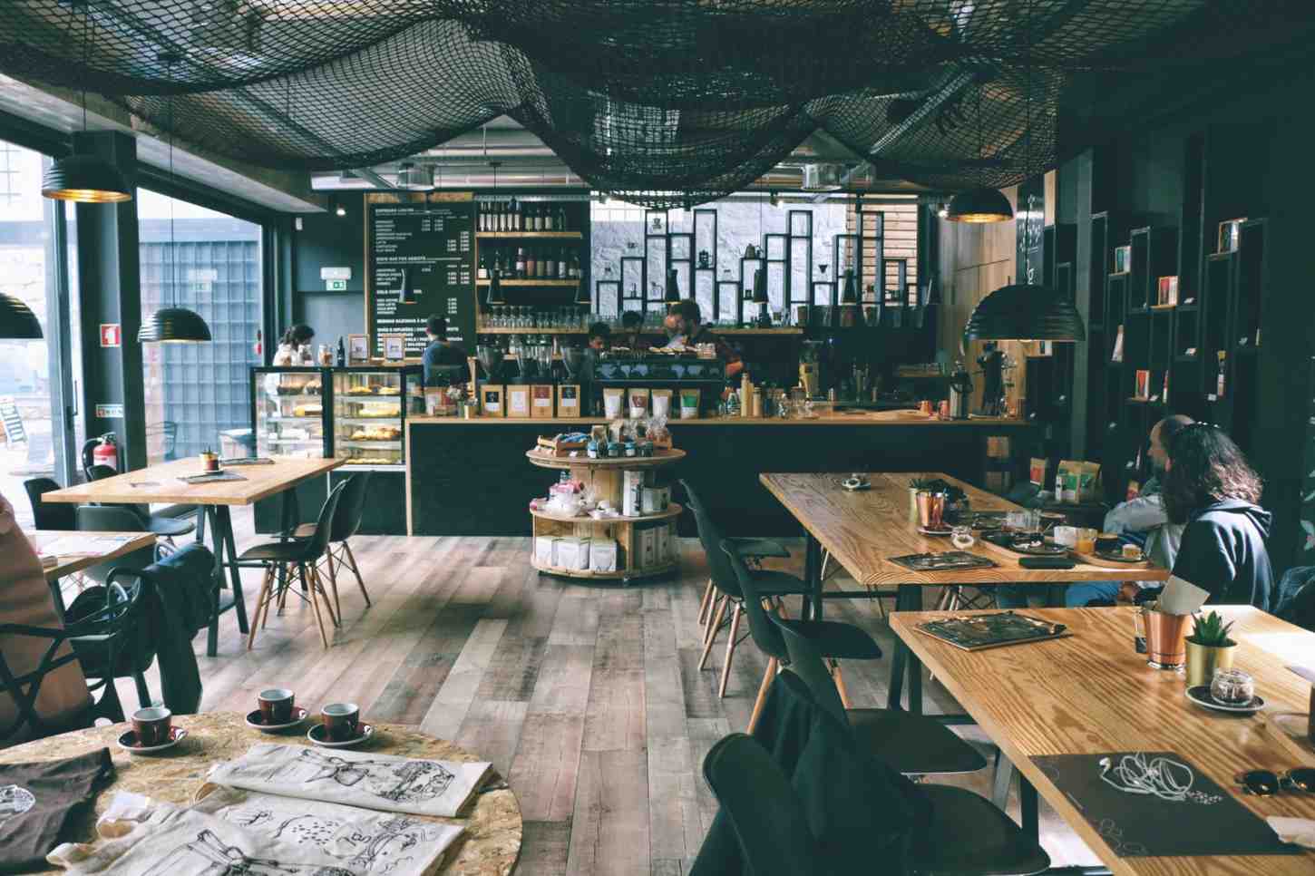 personnes à l'intérieur du café